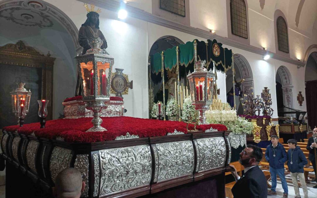Silencio solemne en el Miércoles Santo con el Jesús Cautivo llevado por una cuadrilla mixta de 30 costaleros