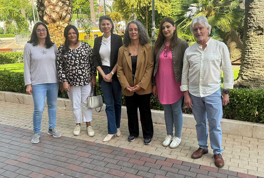 Por Andalucía se compromete a reducir a seis meses la atención a la dependencia y a reforzar el sistema público