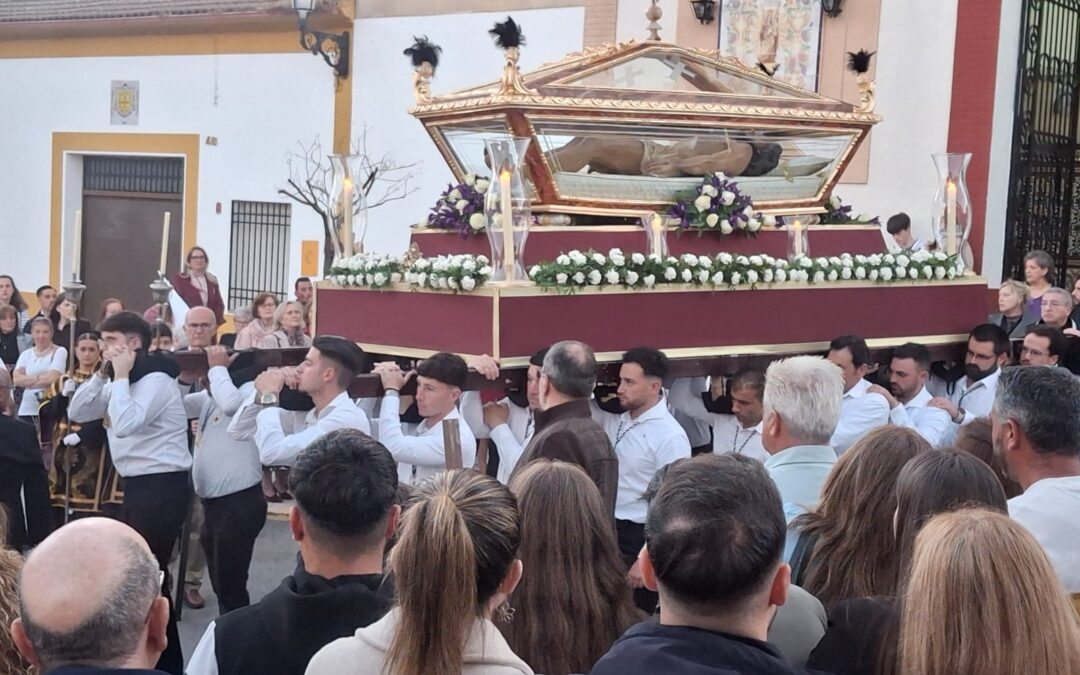 Seriedad y recogimiento a la misma hora, ante el paso de dos urnas con Jesús Yacente y dos Dolorosas, procesionan desde la Parroquia El Salvador y San Luis Beltrán en Peñarroya y desde la Parroquia Santa Bárbara en Pueblonuevo.