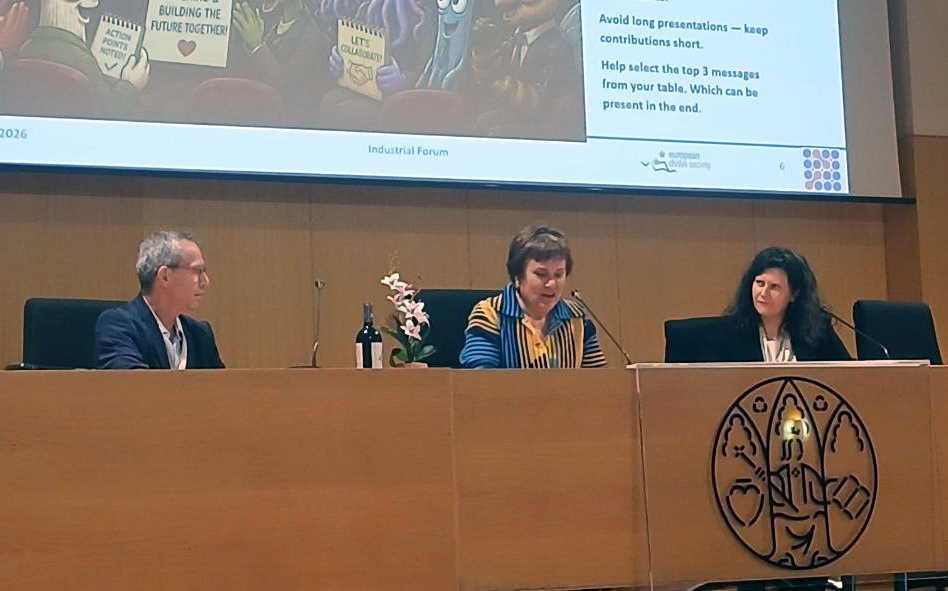 La científica peñarriblense Ángeles Heras recibe un homenaje internacional en el congreso europeo EUCHIS 2026 celebrado en Murcia
