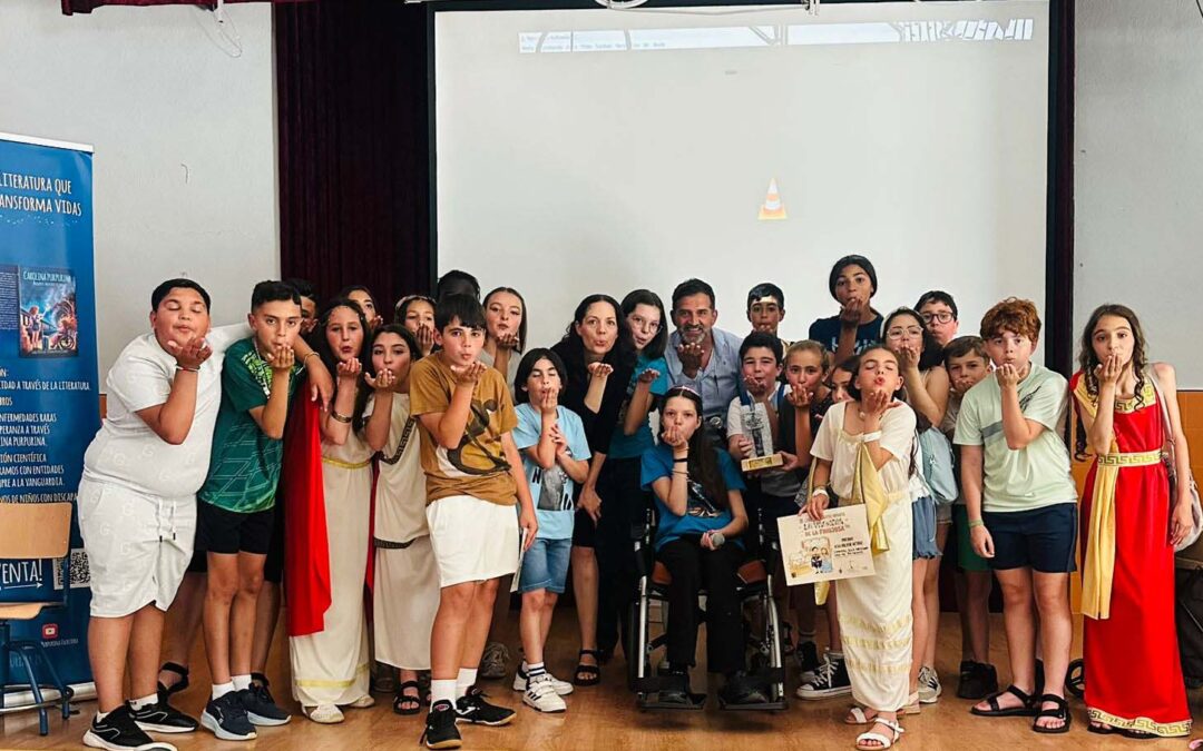 Isabel Plantinet desata la locura con «Carolina Purpurina» y lleva su gira a los colegios y a la Feria del Libro de Peñarroya-Pueblonuevo