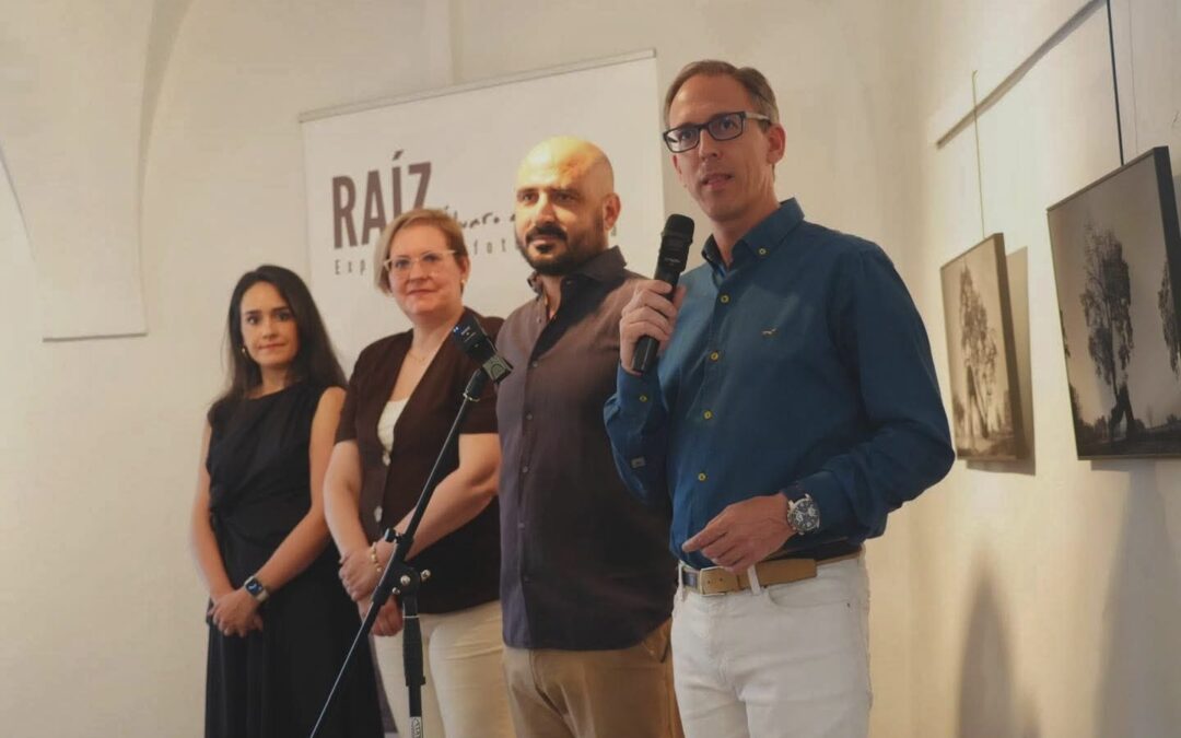 El belmezano Álvaro de la Rosa reivindica la encina y la dehesa de Los Pedroches con la exposición fotográfica ‘Raíz’ en Pozoblanco