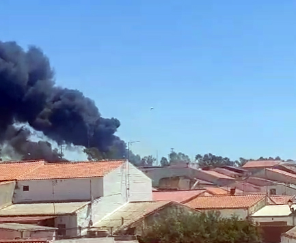 Incendio de neumáticos y pastos en Peñarroya-Pueblonuevo genera una gran columna de humo visible a varios kilómetros