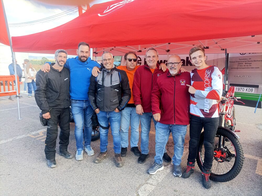 Luis Moreno con personal del Moto Club 09-05-26