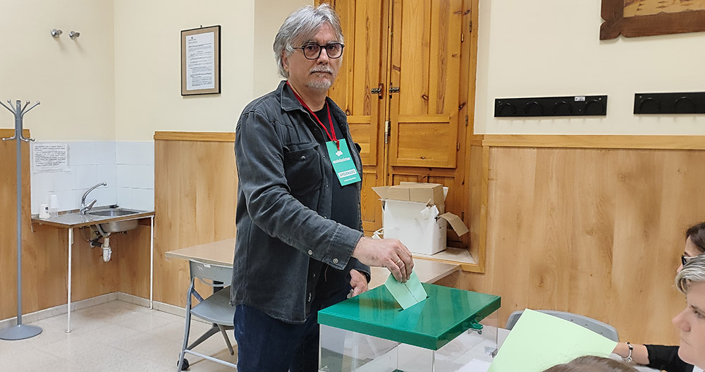 Manuel Ortega vota en la Casa Ciudadana con un llamamiento a votar, porque «nos jugamos nuestro futuro»