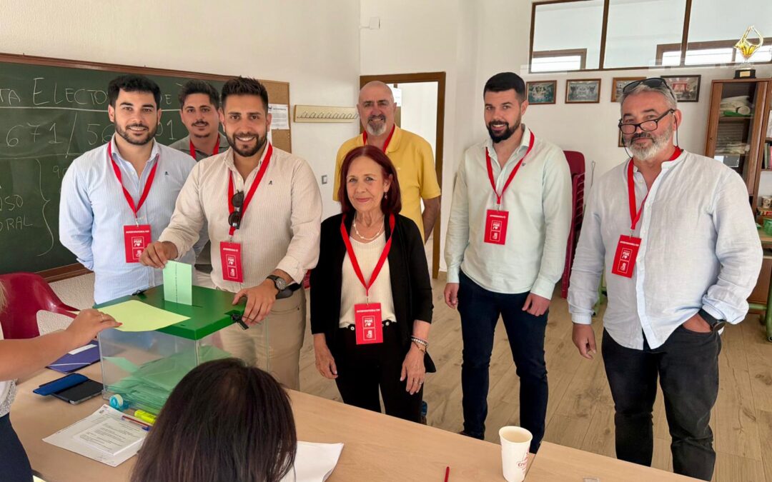 El secretario general del PSOE de Peñarroya-Pueblonuevo, Víctor Manuel Pedregosa, ha ejercido su derecho al voto durante la jornada electoral.
