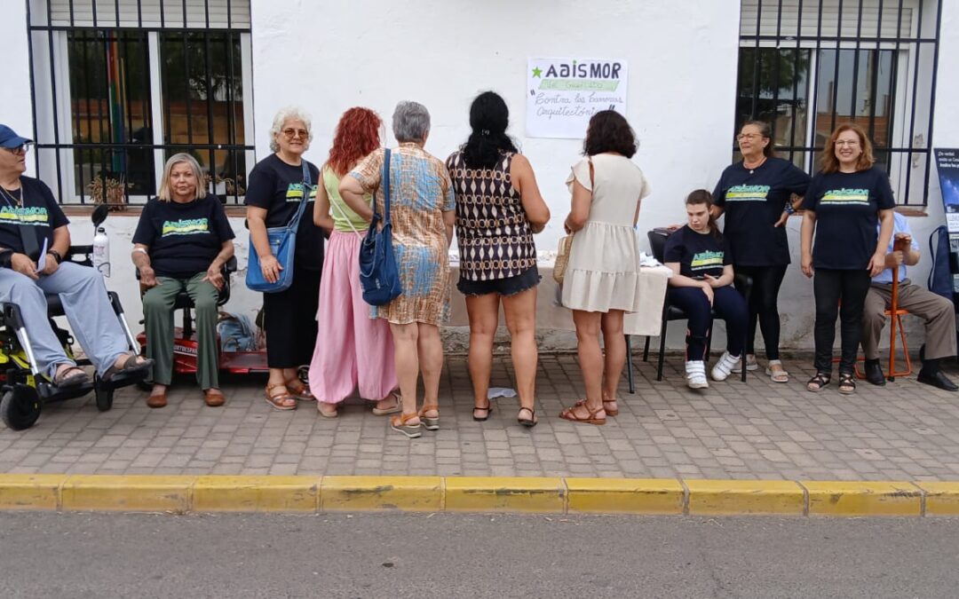 ADISMOR del Guadiato acerca su labor a los vecinos de Peñarroya-Pueblonuevo a través de una mesa informativa