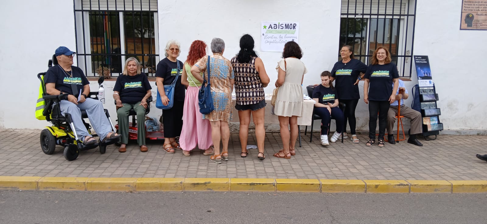 ADISMOR del Guadiato acerca su labor a los vecinos de Peñarroya-Pueblonuevo a través de una mesa informativa