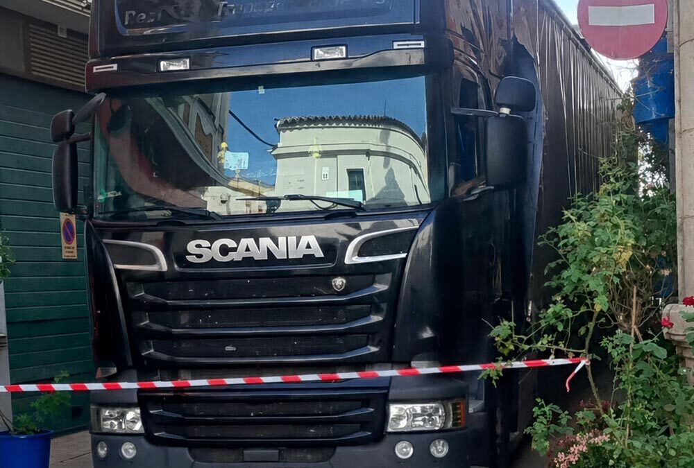 Un camión queda atrapado en la calle Pedroche de Belmez y causa daños en vehículos y viviendas