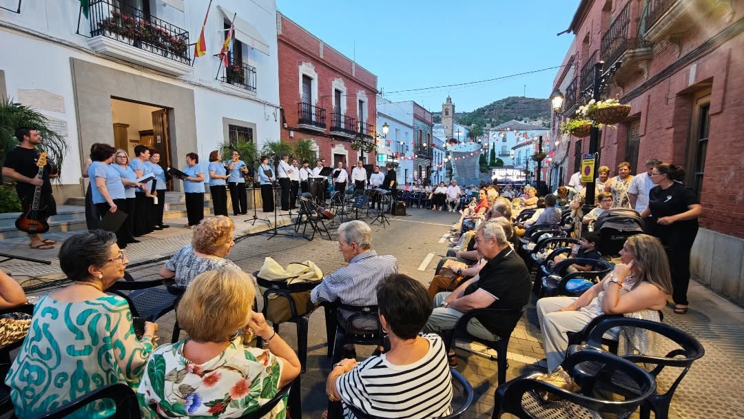 Espiel celebra una animada verbena cultural en la Plaza de Andalucía con música, baile y reconocimientos al alumnado
