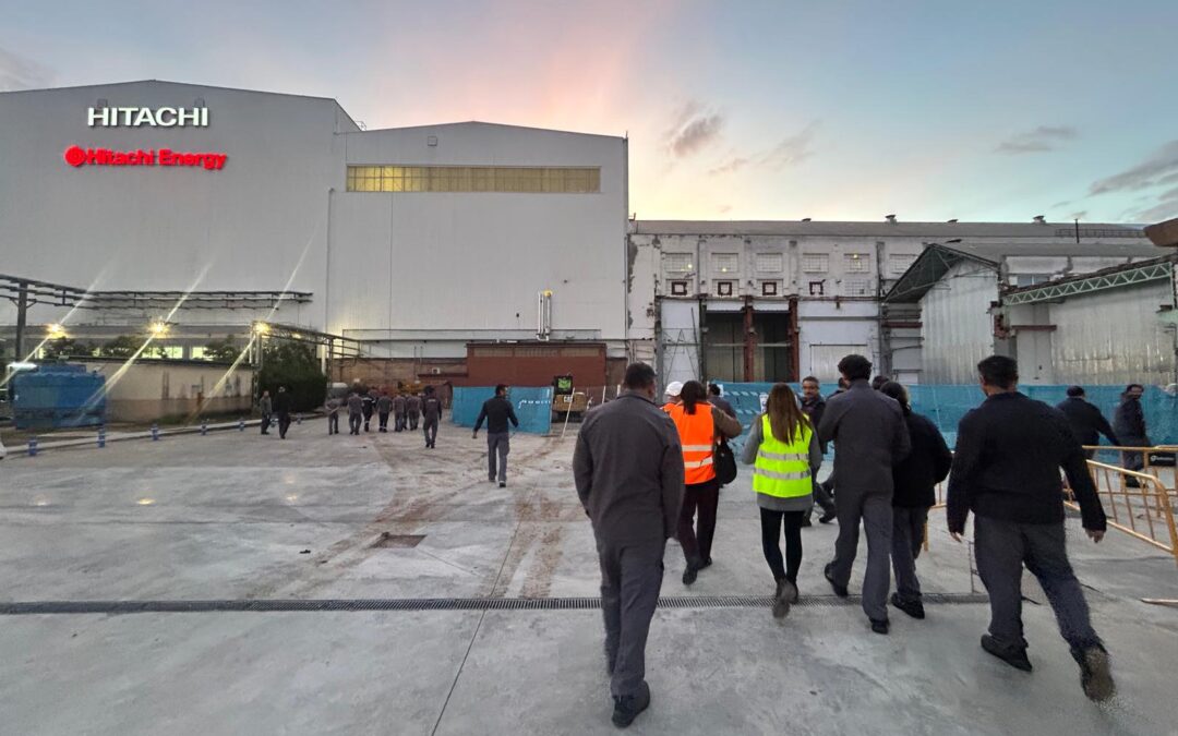 El chófer del jefe de Recursos Humanos de Hitachi agrede y amenaza a una delegada del comité de empresa