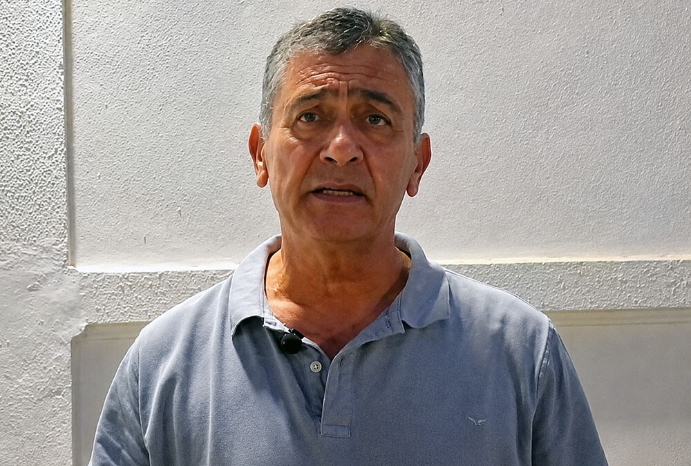 Pedro Cabrera (IU) acusa a la alcaldesa de «debilitar la democracia» y denuncia que impide el control de la oposición en los plenos