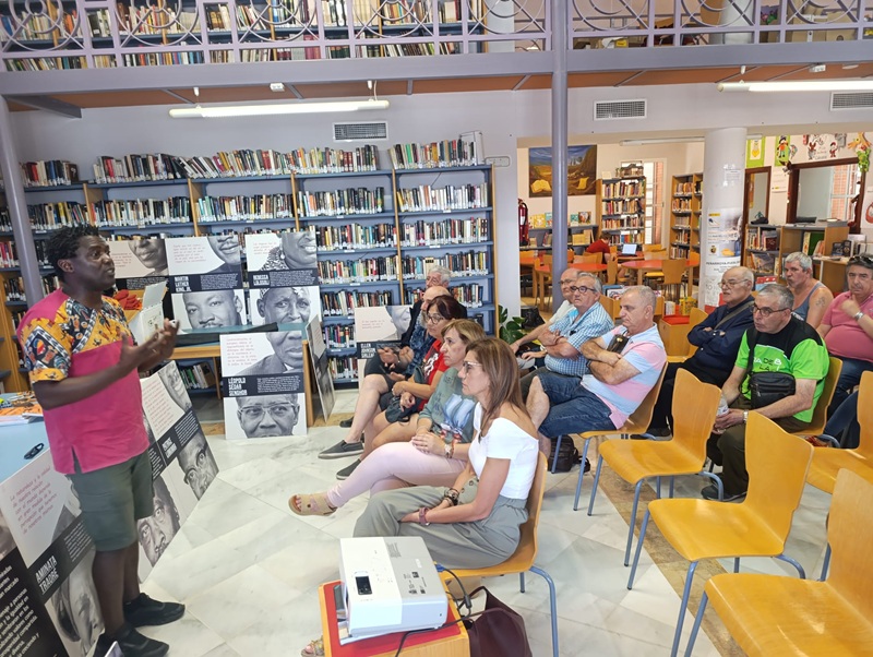 Salomón Beyo aborda migración y desarrollo en la Biblioteca Municipal (2)