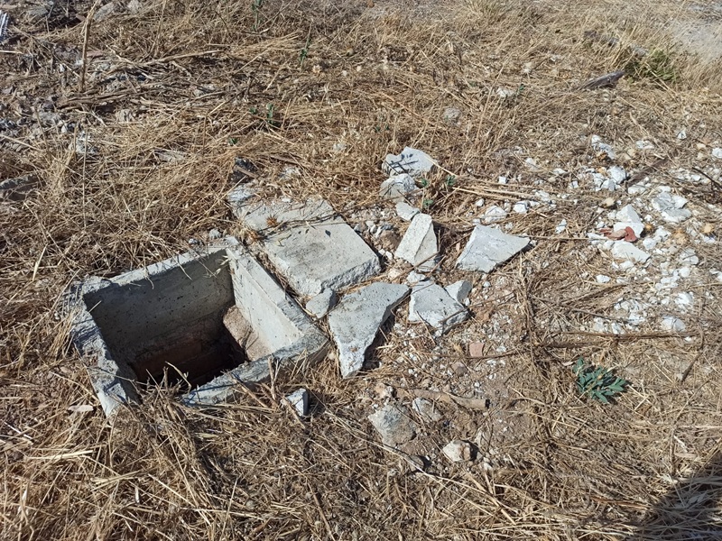 Tapas de alcantarillado dañadas tras los trabajos de desbroce en la barriada de El Antolín
