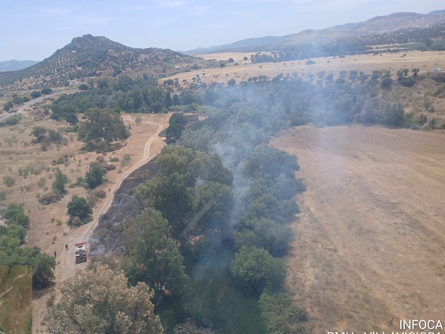 El Infoca interviene en un incendio forestal declarado junto al río Guadiato, en Belmez