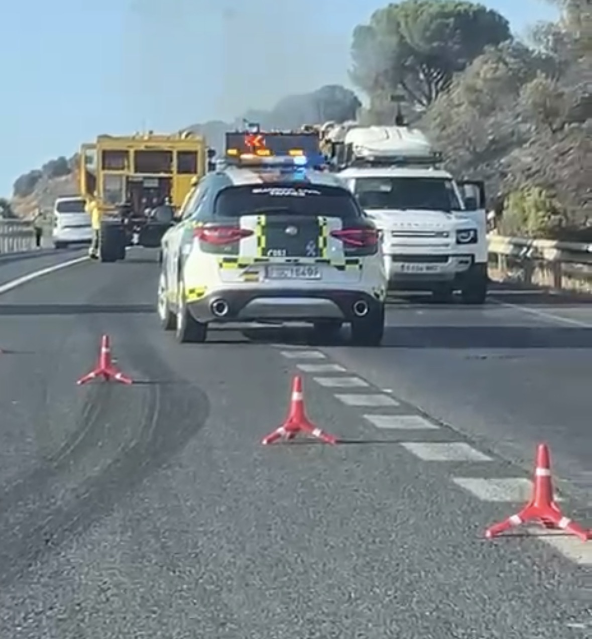 Un camión cargado de paja provoca un incendio forestal en Cerro Muriano y obliga a activar el nivel 1 de emergencia