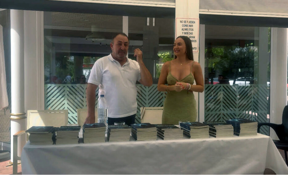 Jose Antonio en la presentacion de sus novelas
