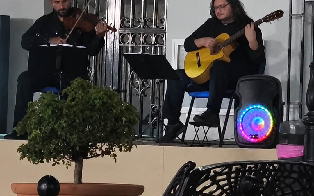 El Dúo Lescom lleva su música a La Granjuela en una noche protagonizada por el violín y la guitarra