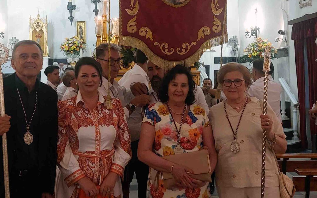Villanueva del Rey vive una emotiva procesión de Santiago Apóstol con la bendición de su nuevo estandarte