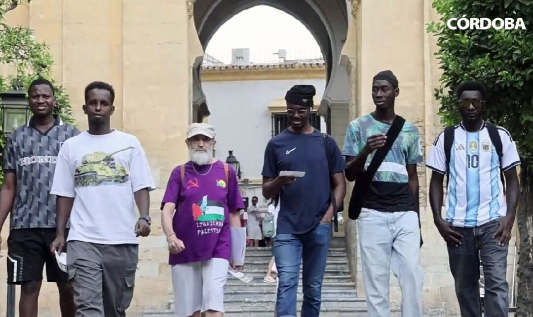 José Luis Parra Navas, de 78 años, colabora con Córdoba Acoge ayudando a personas migrantes con el aprendizaje del español