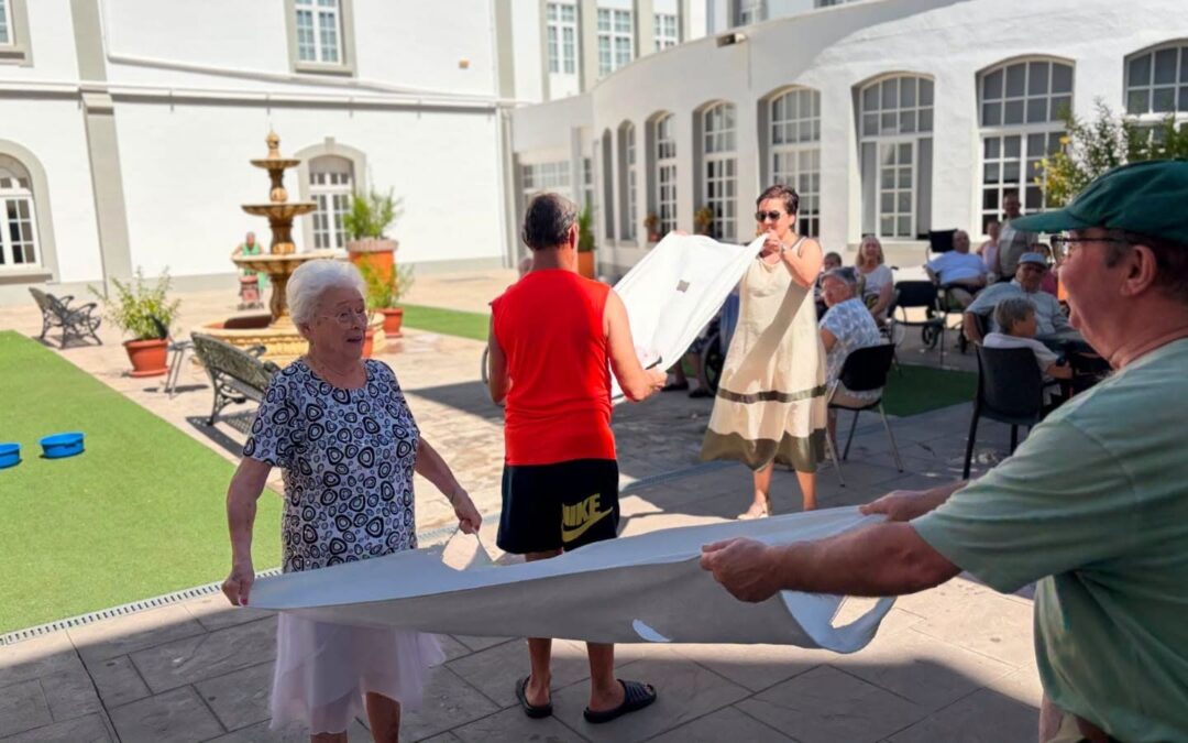 Juegos de agua, diversión y convivencia en la Residencia Virgen del Rosario