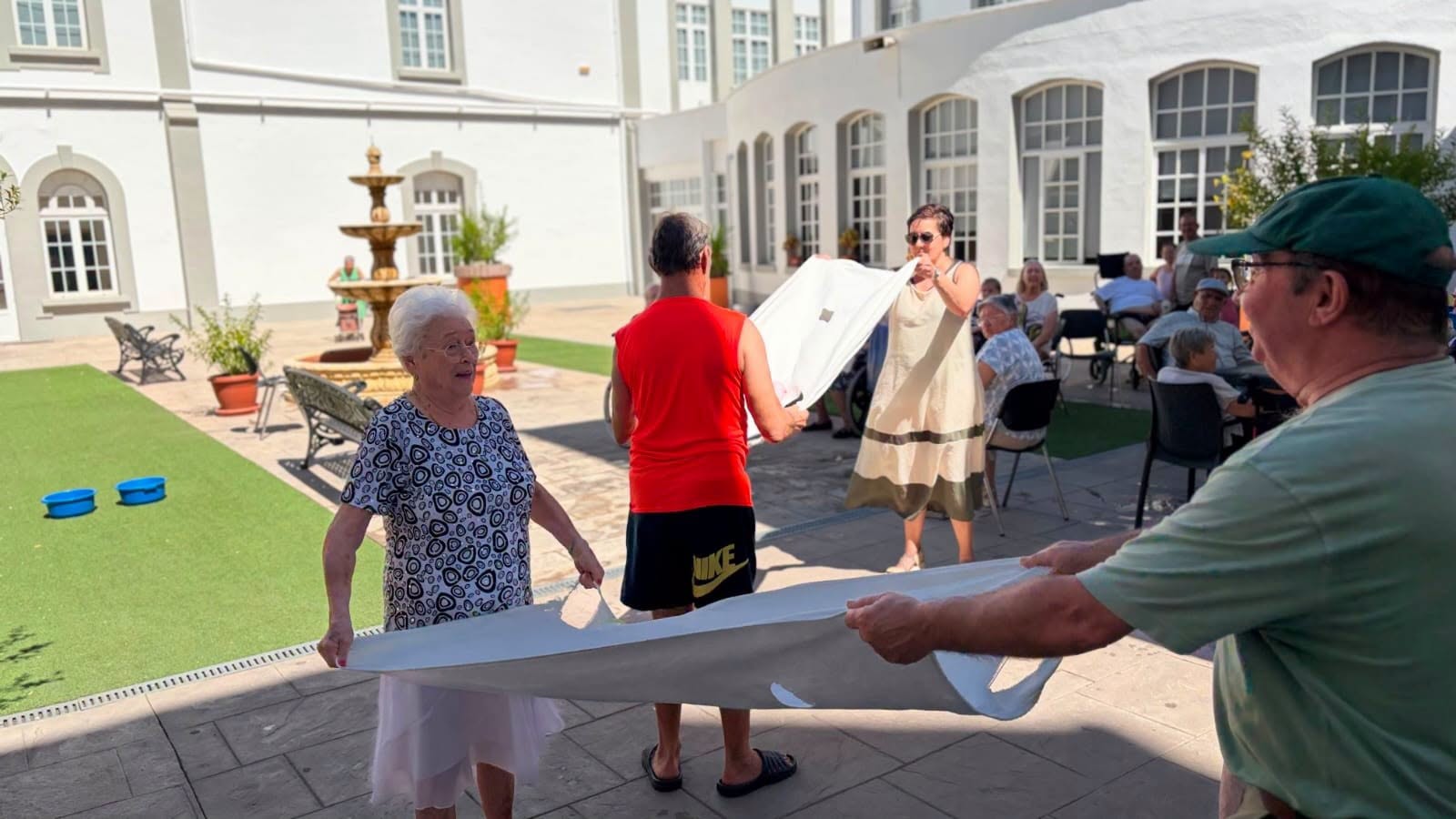 Juegos de agua, diversión y convivencia en la Residencia Virgen del Rosario (3)