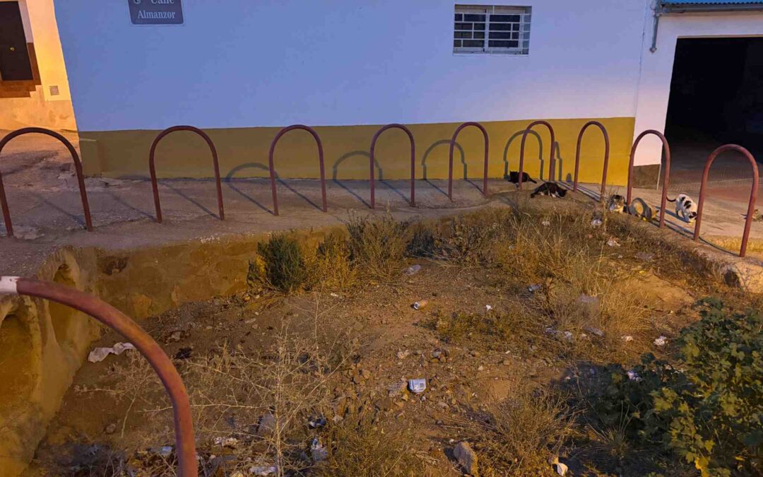 Vecinos de la calle Almanzor denuncian el abandono de un arenero y alertan de accidentes de vehículos