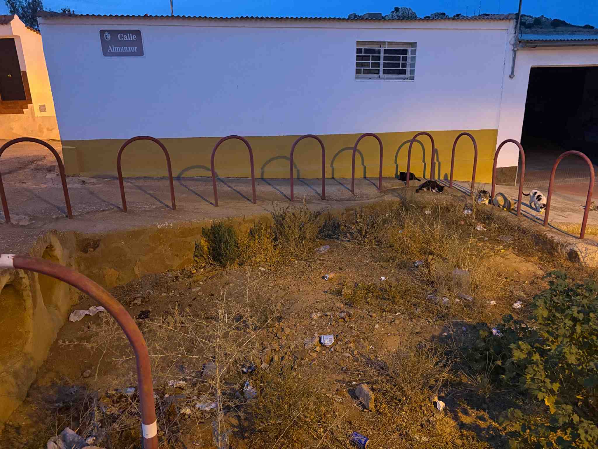 Vecinos de la calle Almanzor denuncian el abandono de un arenero y alertan de accidentes de vehículos