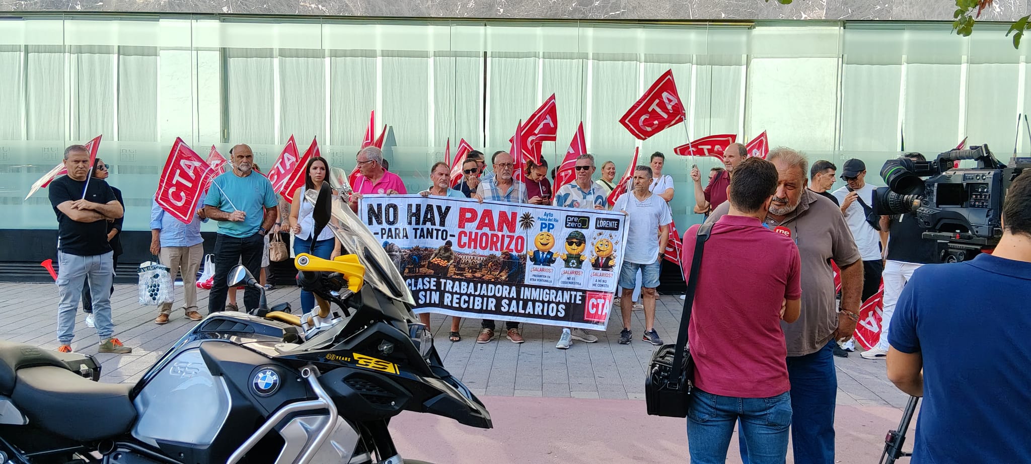 CTA se concentra ante PreZero para exigir el pago a los trabajadores de la recogida de naranja