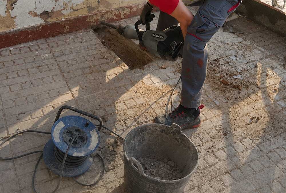 «Guadiato Edifica tu Camino» lleva la formación en albañilería a una obra real en Peñarroya-Pueblonuevo