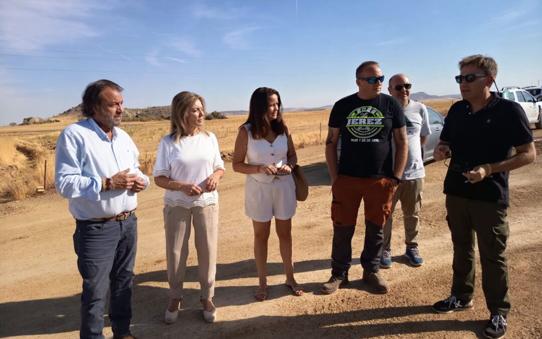 Ayuntamiento y Delegación Territorial visitan las mejoras realizadas en la vía pecuaria Cordel de Córdoba