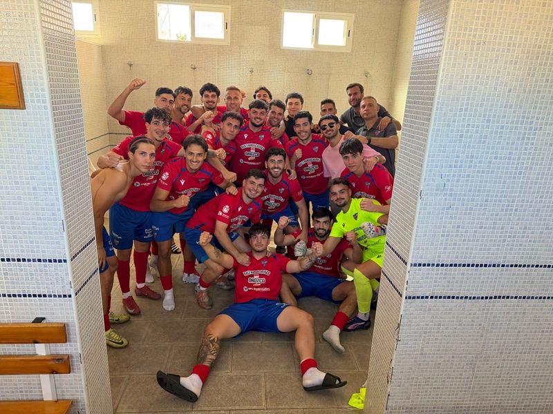 Un Peñarroya lanzado sentencia al Córdoba en la segunda parte y sigue en lo más alto (3-0)